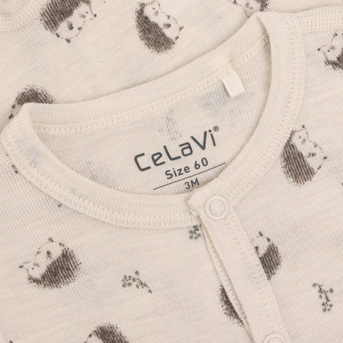 Nahaufnahme Igelprint auf Merino Strampler CeLaVi Walnut