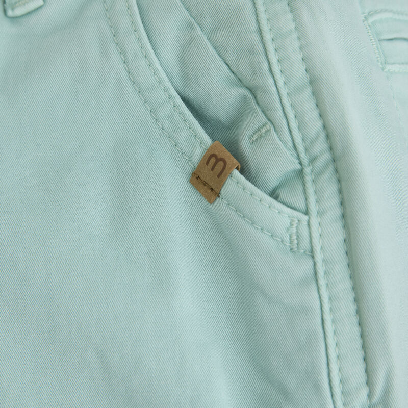 Detailaufnahme der Minymo Twill Shorts in Türkis mit hochwertigem Material und verstellbarem Bund.