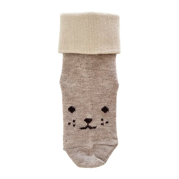 Detailansicht beige Babysocken aus Baumwolle von MP Denmark, im Bärechind Winterthur, Schweiz.
