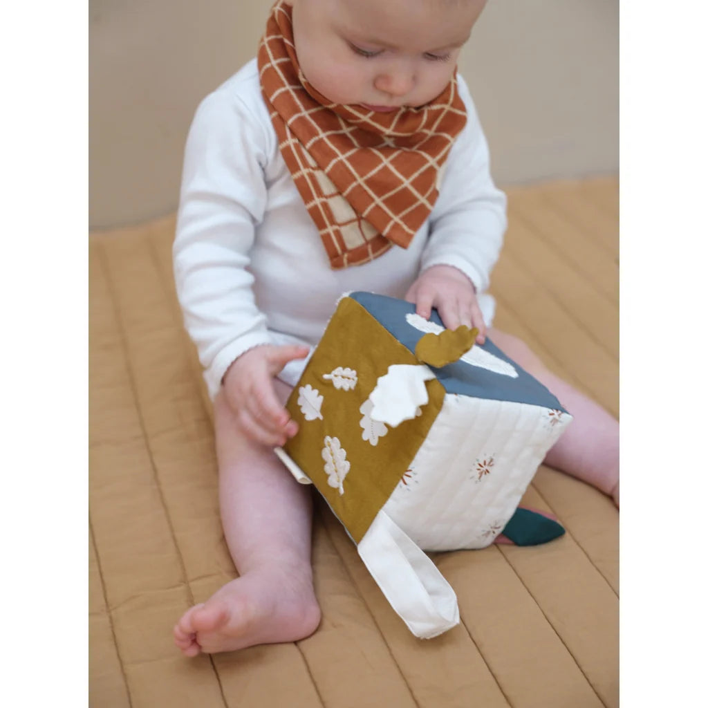Baby spielt mit dem Fabelab Stoffwürfel Nature Adventures – Nachhaltiges Babyspielzeug für sensorische Entwicklung, erhältlich in Winterthur, Zürich, Schweiz.