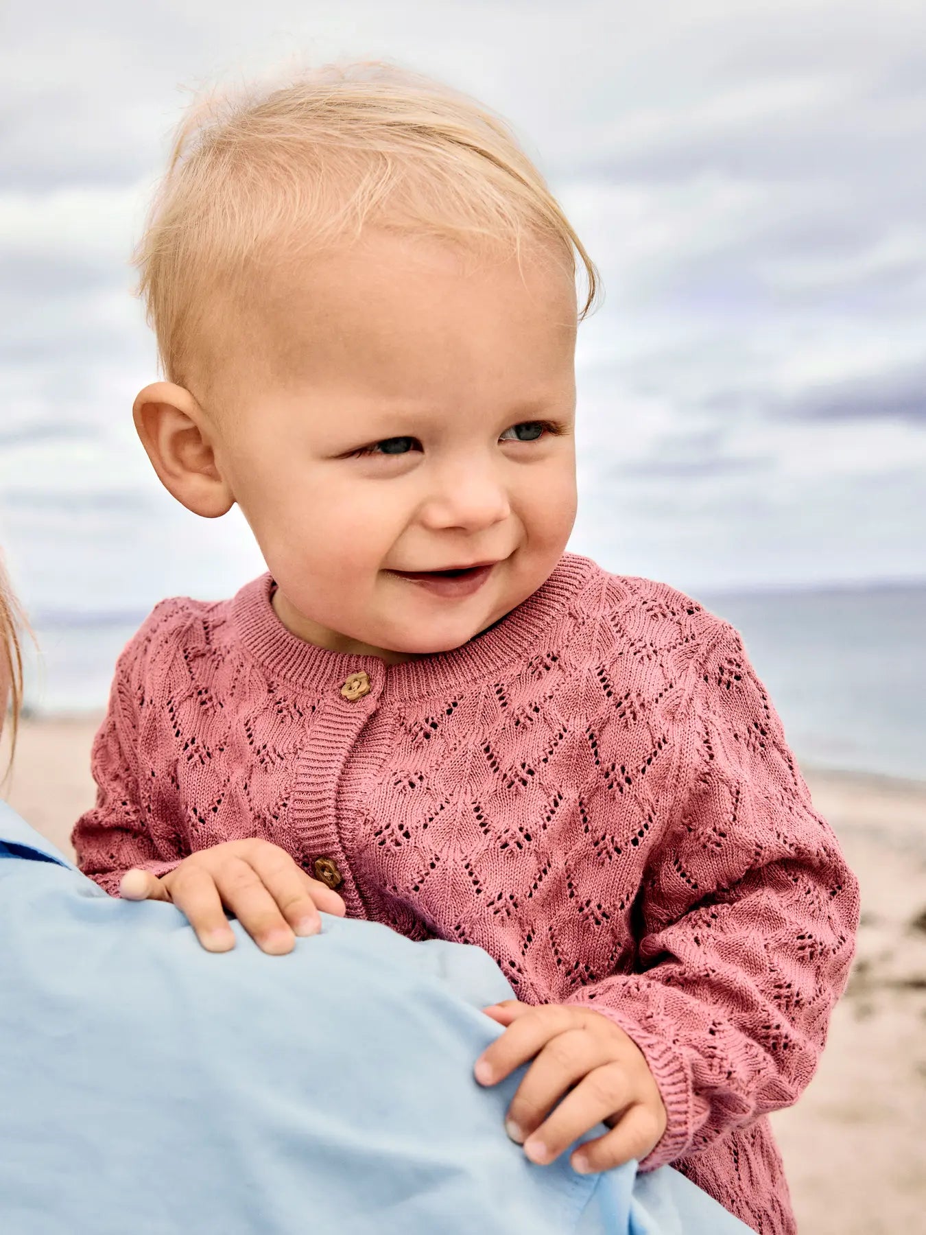 Baby trägt rosa Strickcardigan aus Baumwolle von NAME IT, im Bärechind Winterthur Zürich Schweiz kaufen
