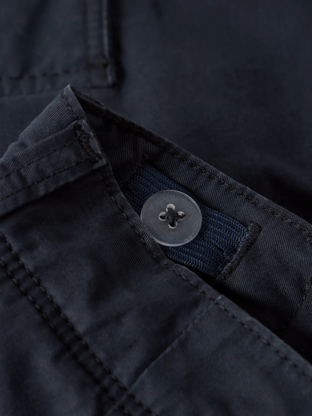 Detailaufnahme Knopf und Tasche bei dunkelblauen Cargoshorts von Bärechind Winterthur, Zürich, Schweiz