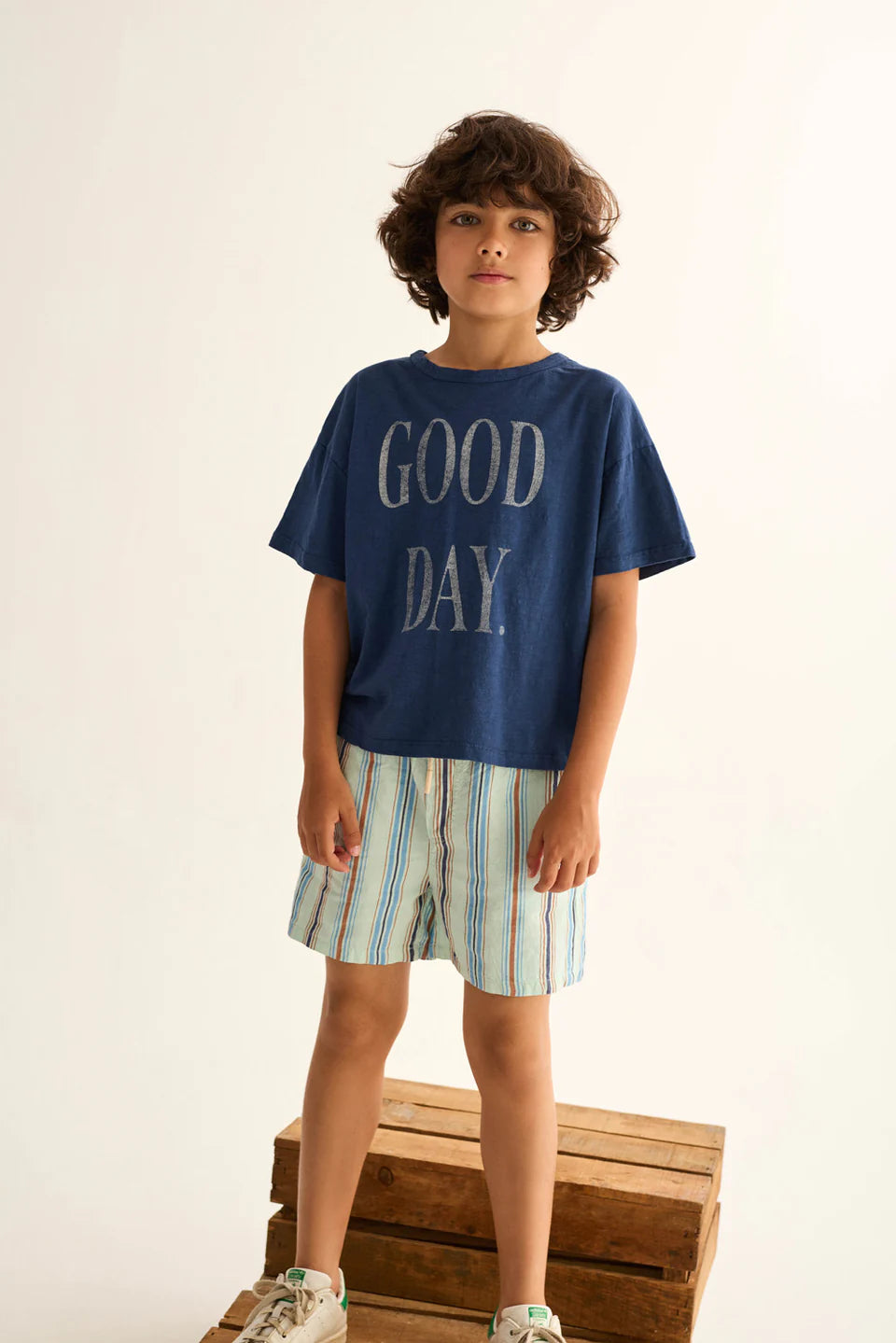 Kind mit blauem T-Shirt „Good Day“ aus weicher Baumwolle von Cozmo – nachhaltige Kindermode im Bärechind Winterthur