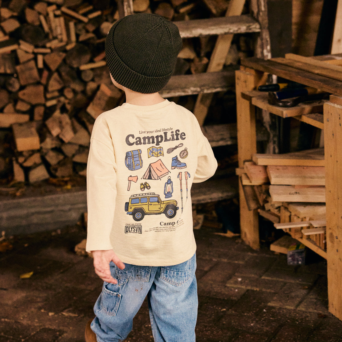 Kind trägt das Daily Seven Langarmshirt CampLife Sand