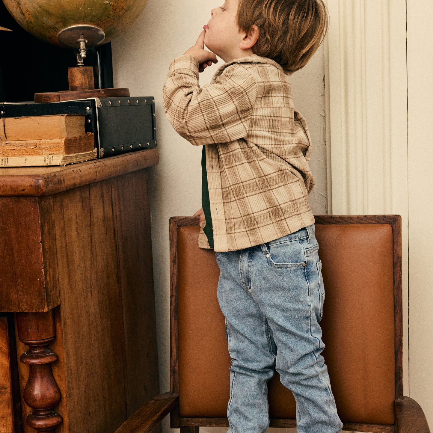 Kind trägt die dunkelblaue Daily Seven Jeans im Alltag