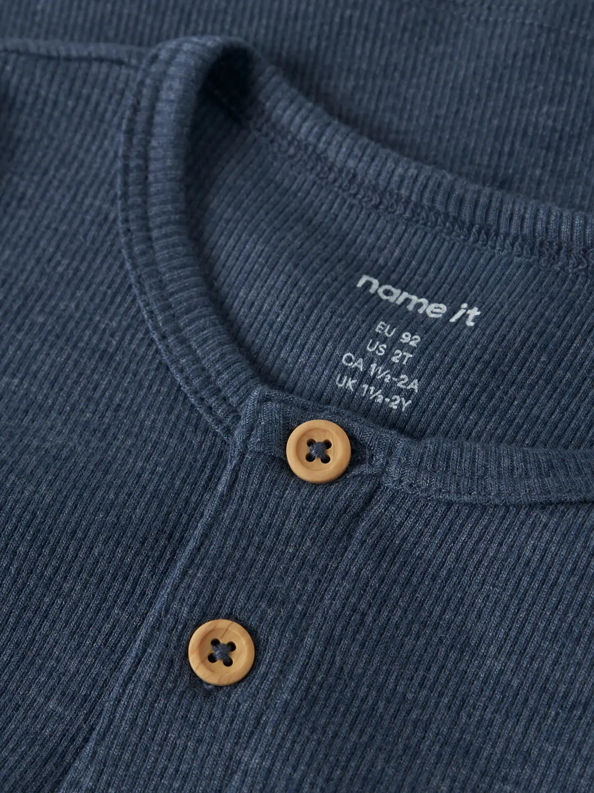 Detailaufnahme Knöpfe am Kinder T-Shirt aus Ripp Baumwolle, erhältlich bei Bärechind Winterthur Zürich Schweiz.