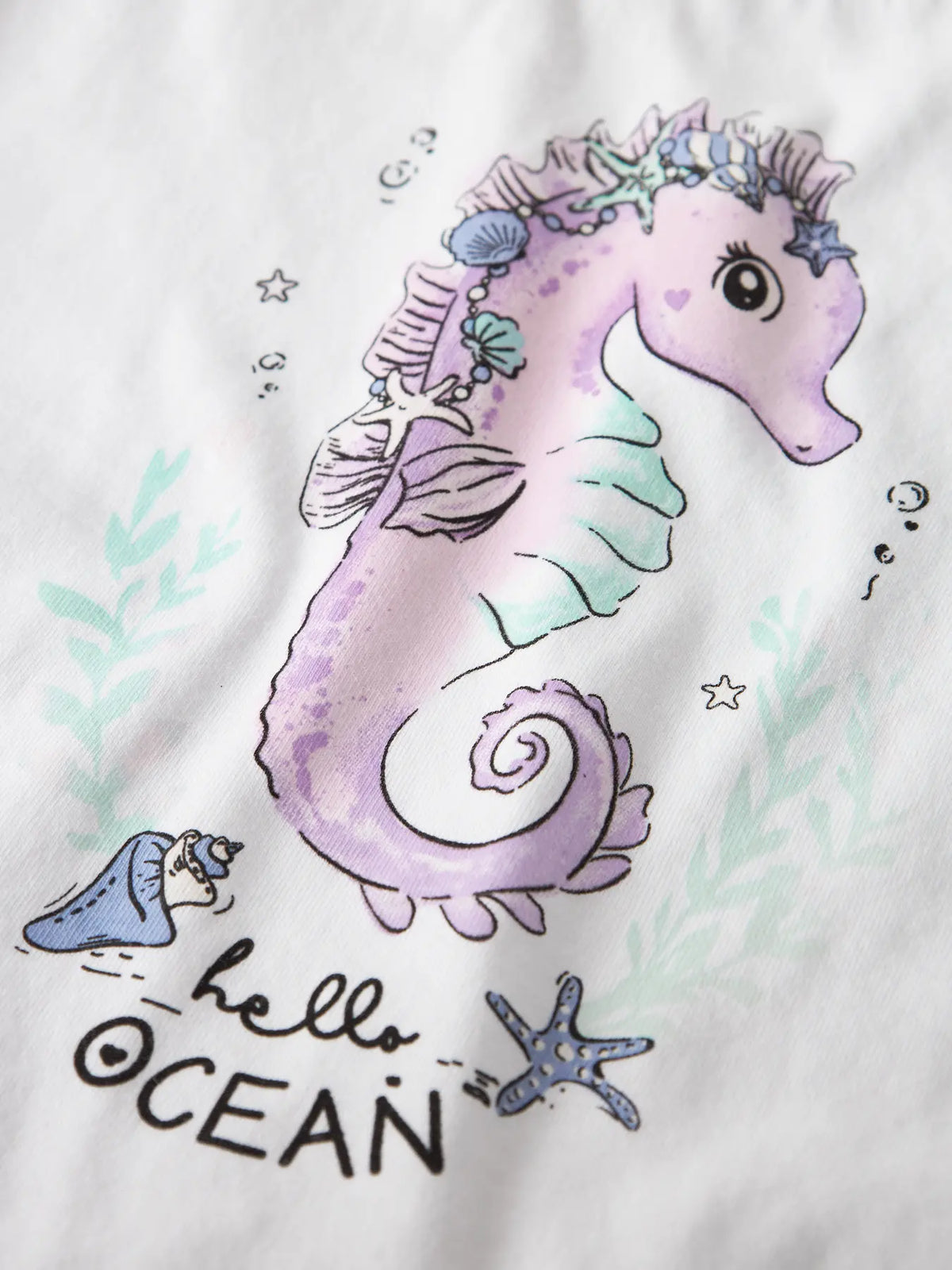 Detail Seepferdchen Print auf Kinder T-Shirt mit UV Farbwechsel, erhältlich bei Bärechind Winterthur Zürich Schweiz.
