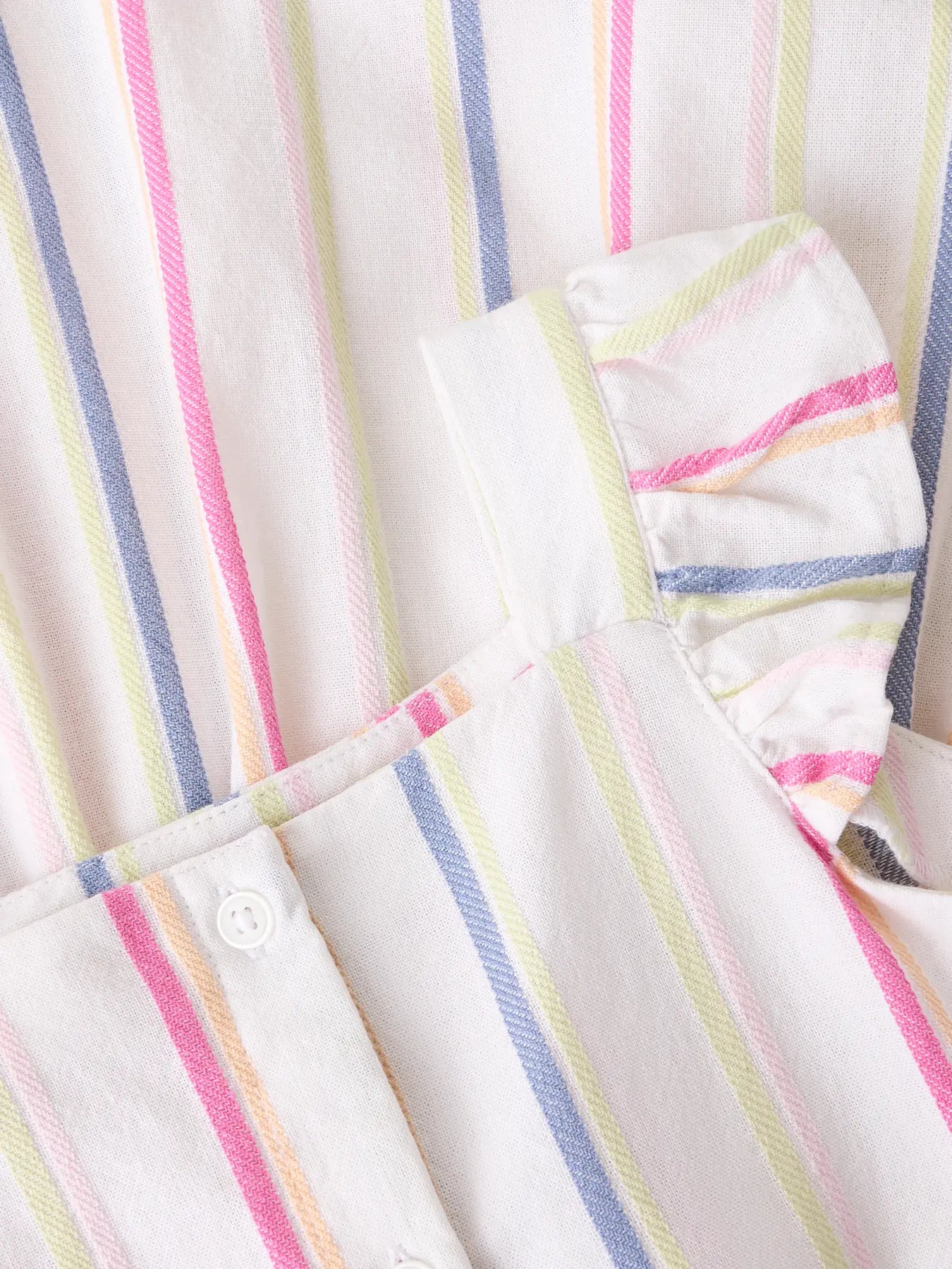 Detailaufnahme bunt gestreifter Chambray Stoff beim Kinderkleid, erhältlich bei Bärechind Winterthur Zürich Schweiz.
