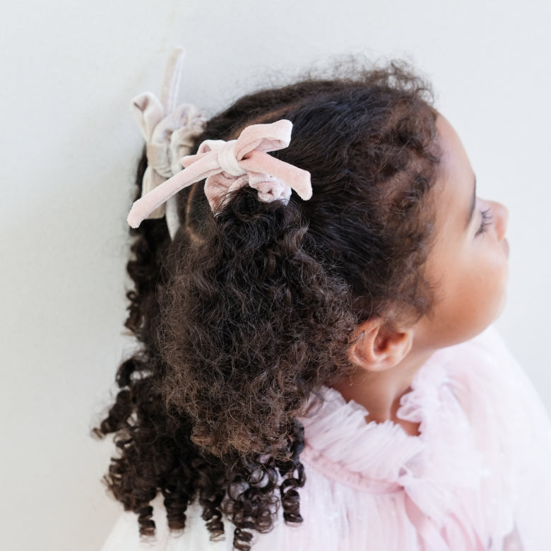 Kind mit Sparkle Velvet Schleifen-Scrunchie im Haar, Mimi & Lula, erhältlich im Bärechind Winterthur, Zürich Schweiz.