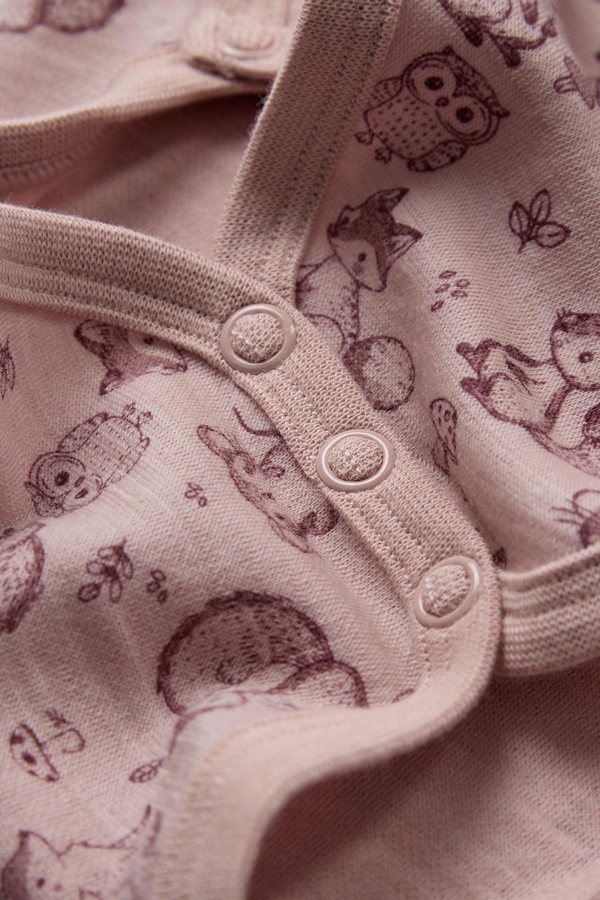 Bärechind Hust & Claire Bo Wickelbody Dusty Rose, Detailansicht Waldtierprint
