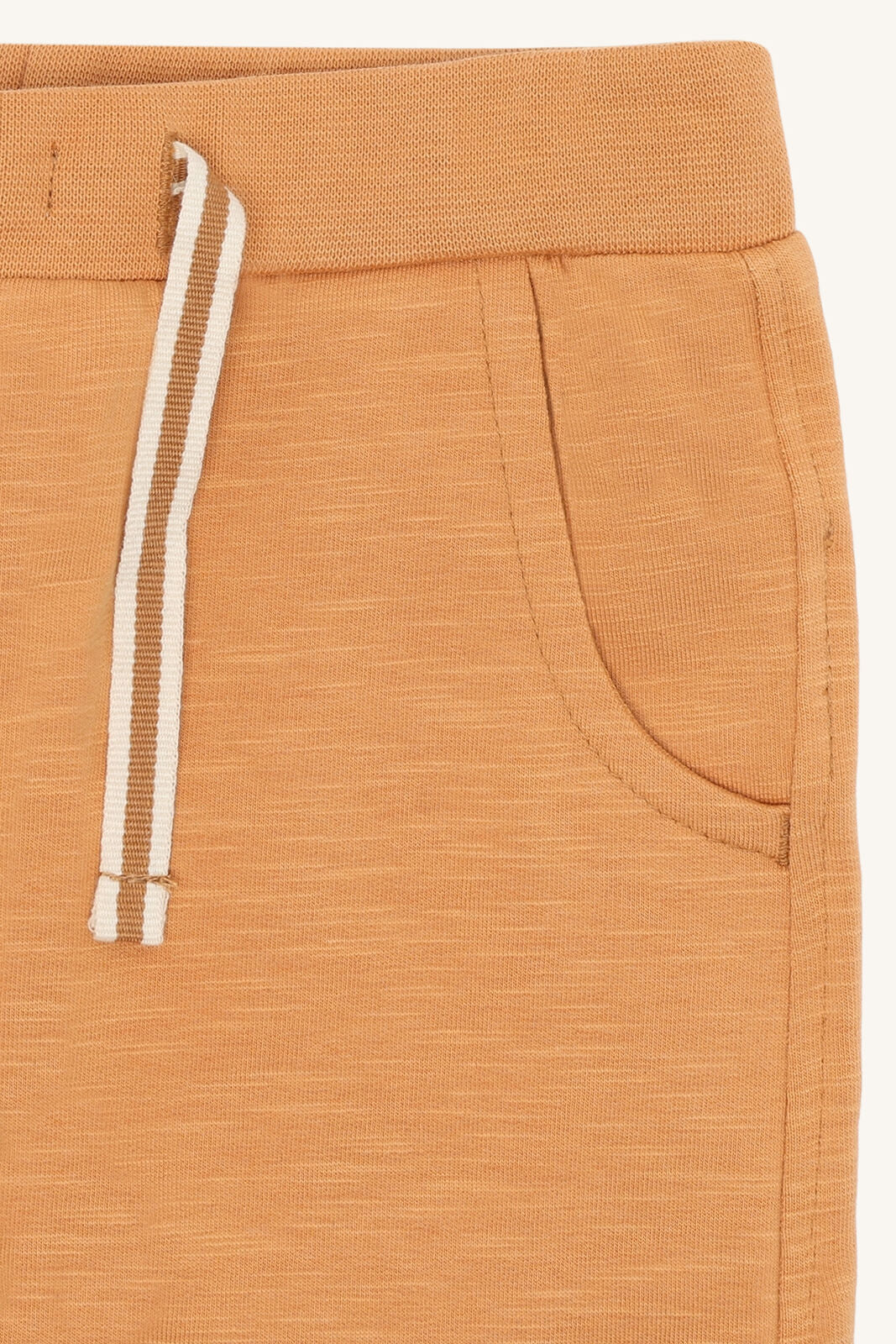 Detail der Baumwollhose Georgey von Hust&Claire mit verstellbarem Bund, Bärechind Winterthur, Zürich, Schweiz.