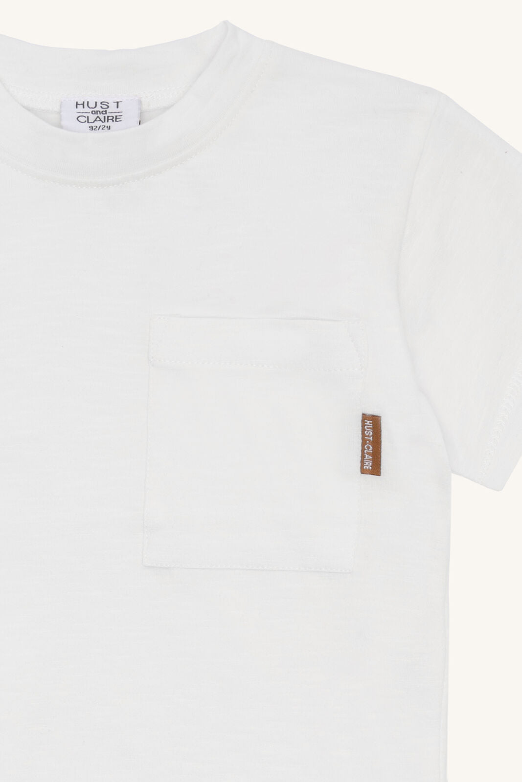 Detailansicht Hust&Claire T Shirt mit Brusttasche im Bärechind Winterthur, Zürich, Schweiz