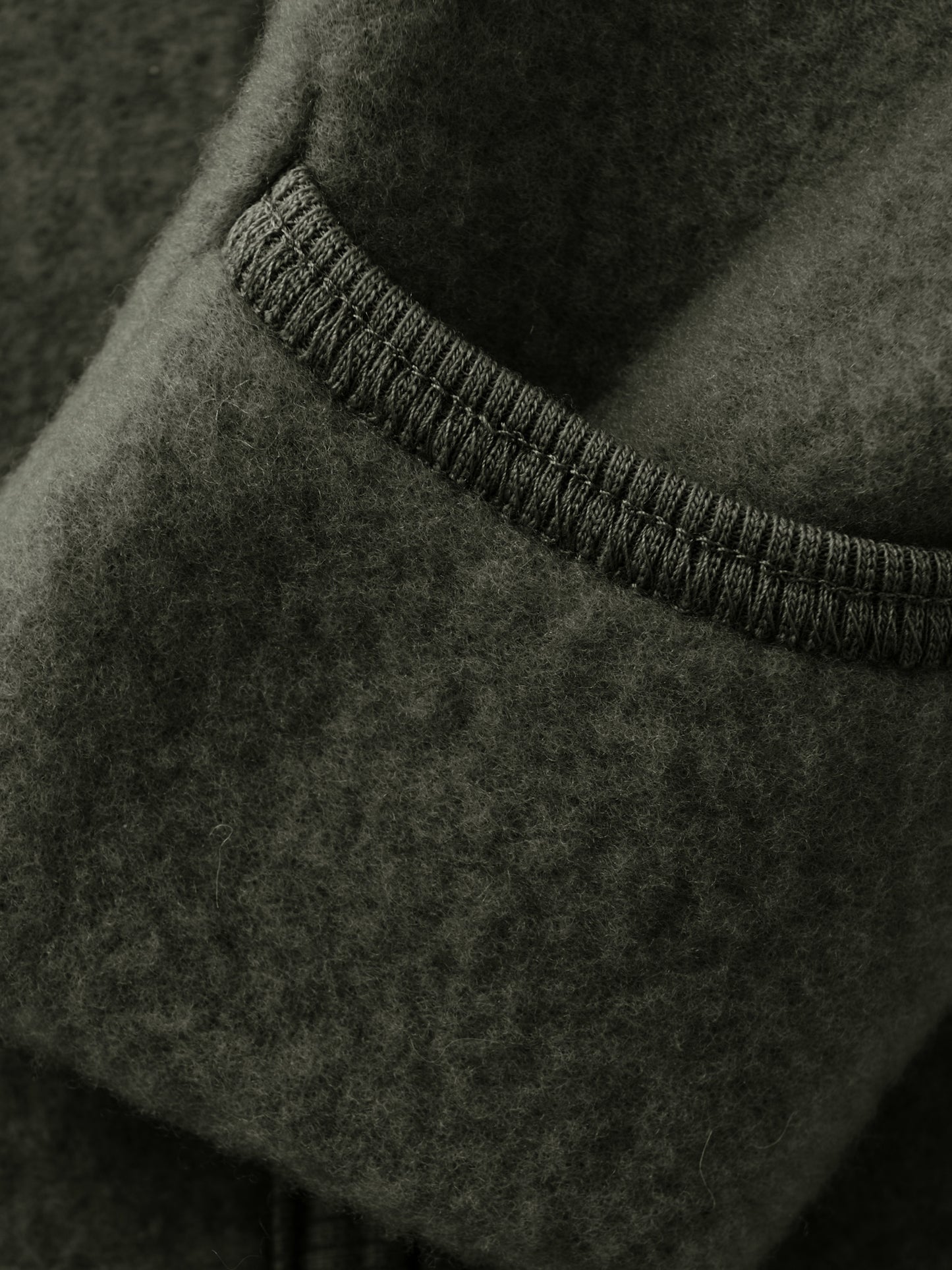 Detailansicht des Merino Wollfleece Overalls aus dem Bärechind Sortiment