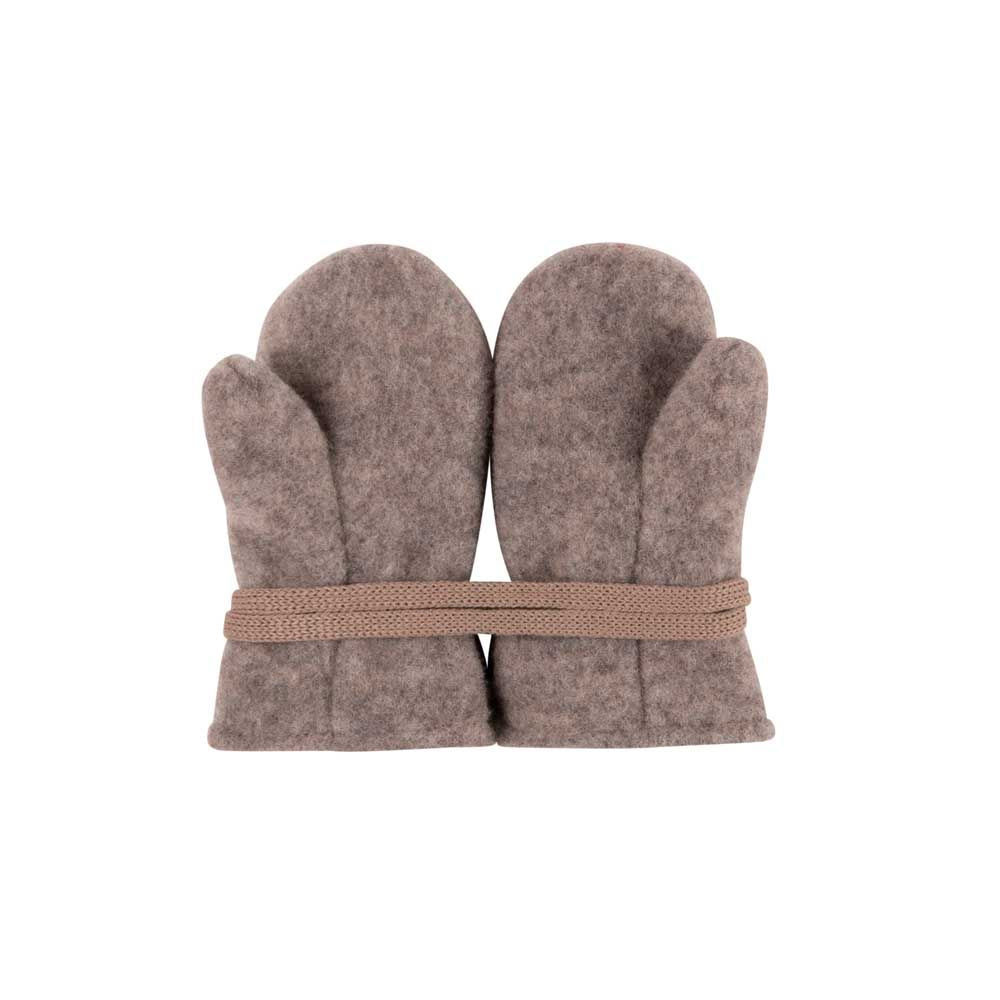 Die Baby Fäustlinge von Hvid aus taupefarbener Merinowolle halten kleine Hände angenehm warm und sind im Bärechind Winterthur erhältlich.