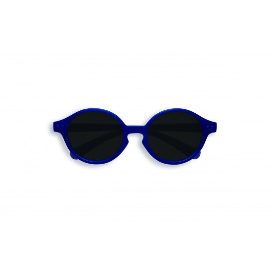 Nachhaltige IZIPIZI Baby Sonnenbrille in Blau für 3-5 Jahre mit 100 % UV-Schutz, erhältlich im Bärechind in Winterthur, Zürich – dein Kinderladen für bewusste Familien