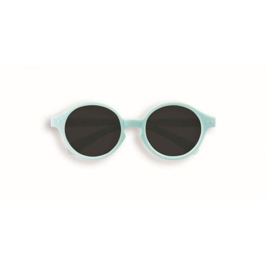 Nachhaltige IZIPIZI Kids Sonnenbrille in Aqua Green für Kinder von 3–5 Jahren mit 100 % UV-Schutz – erhältlich im Bärechind Kinderladen in Winterthur, Zürich