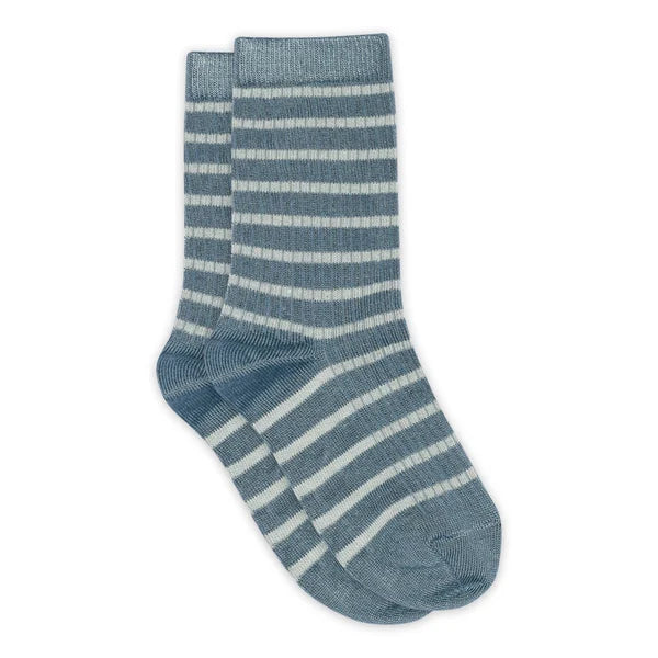 Gestreifte Kindersocken in provincial blue von MP Denmark aus nachhaltigem Materialmix, erhältlich im Bärechind Winterthur, Zürich, Schweiz.