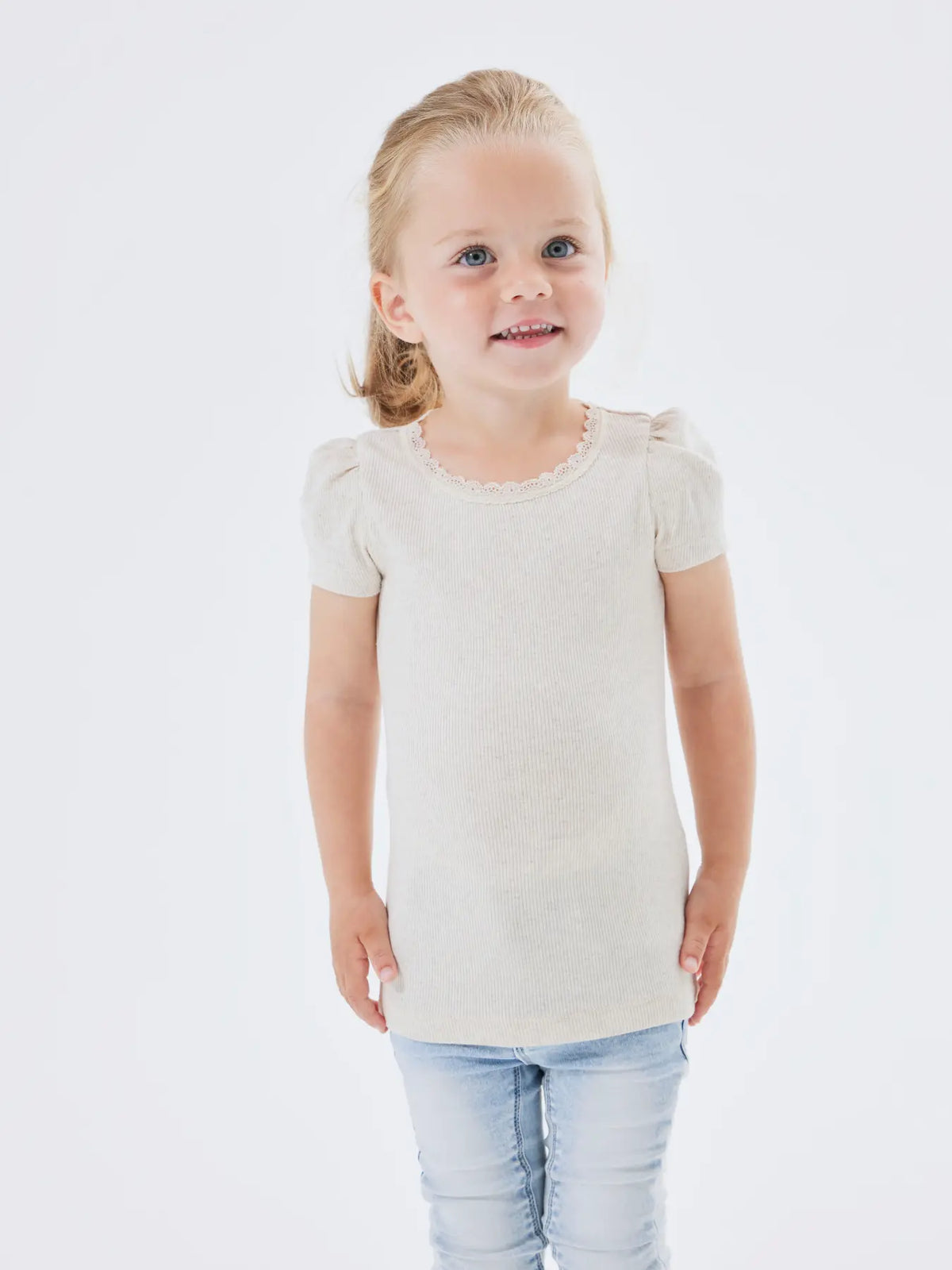 Kind trägt beiges Ripp Baumwoll T-Shirt mit Puffärmeln, erhältlich bei Bärechind Winterthur Zürich Schweiz