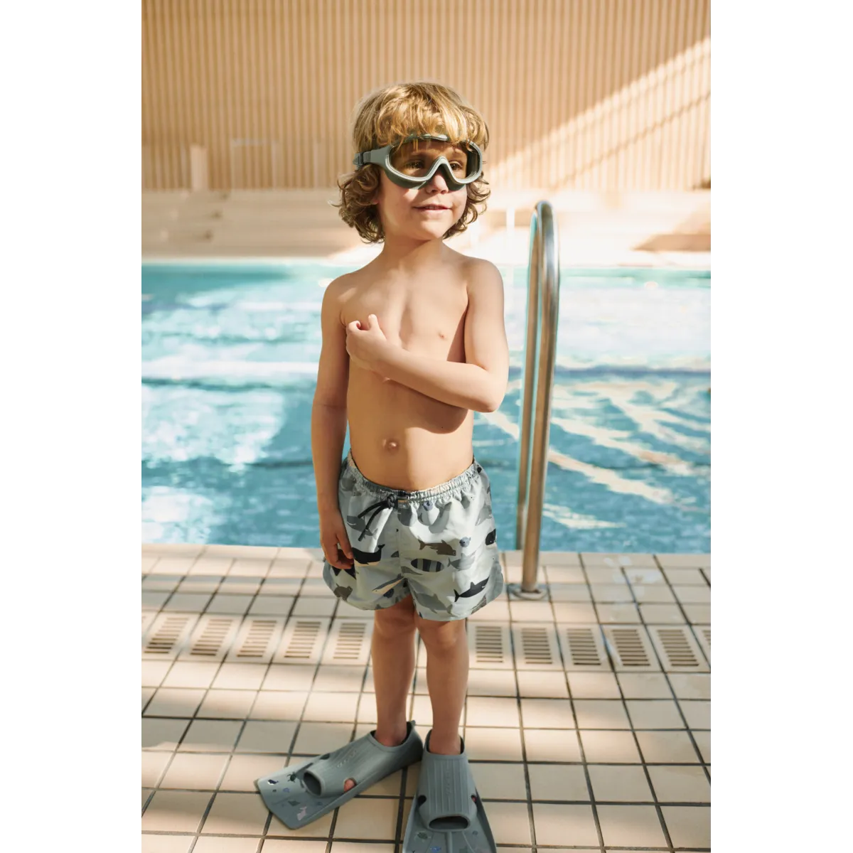 Kind mit Schwimmflossen im Schwimmbad – Kinderladen Winterthur Schweiz