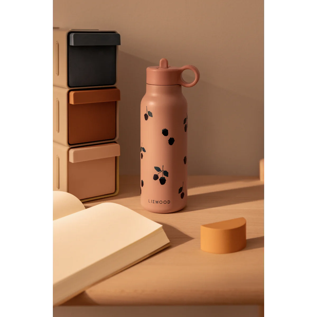 Liewood Falk Kindertrinkflasche Pale Tuscany in warmer Wohnumgebung auf Holzregal platziert