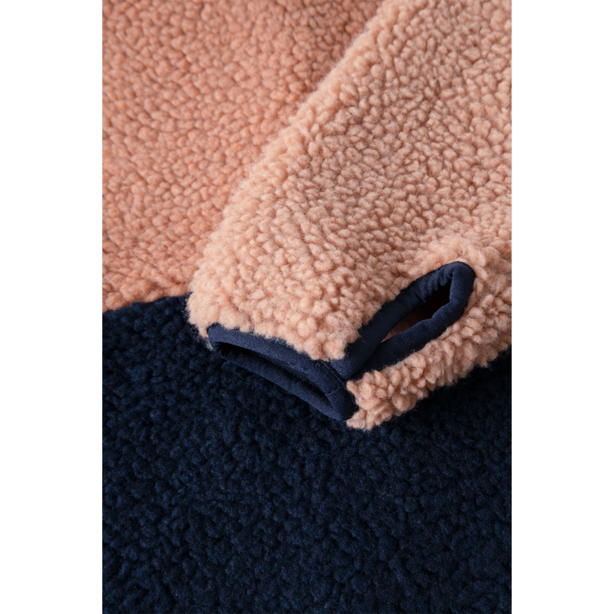 Ärmelabschluss der Liewood Nolan Teddyjacke mit praktischer Daumenöffnung