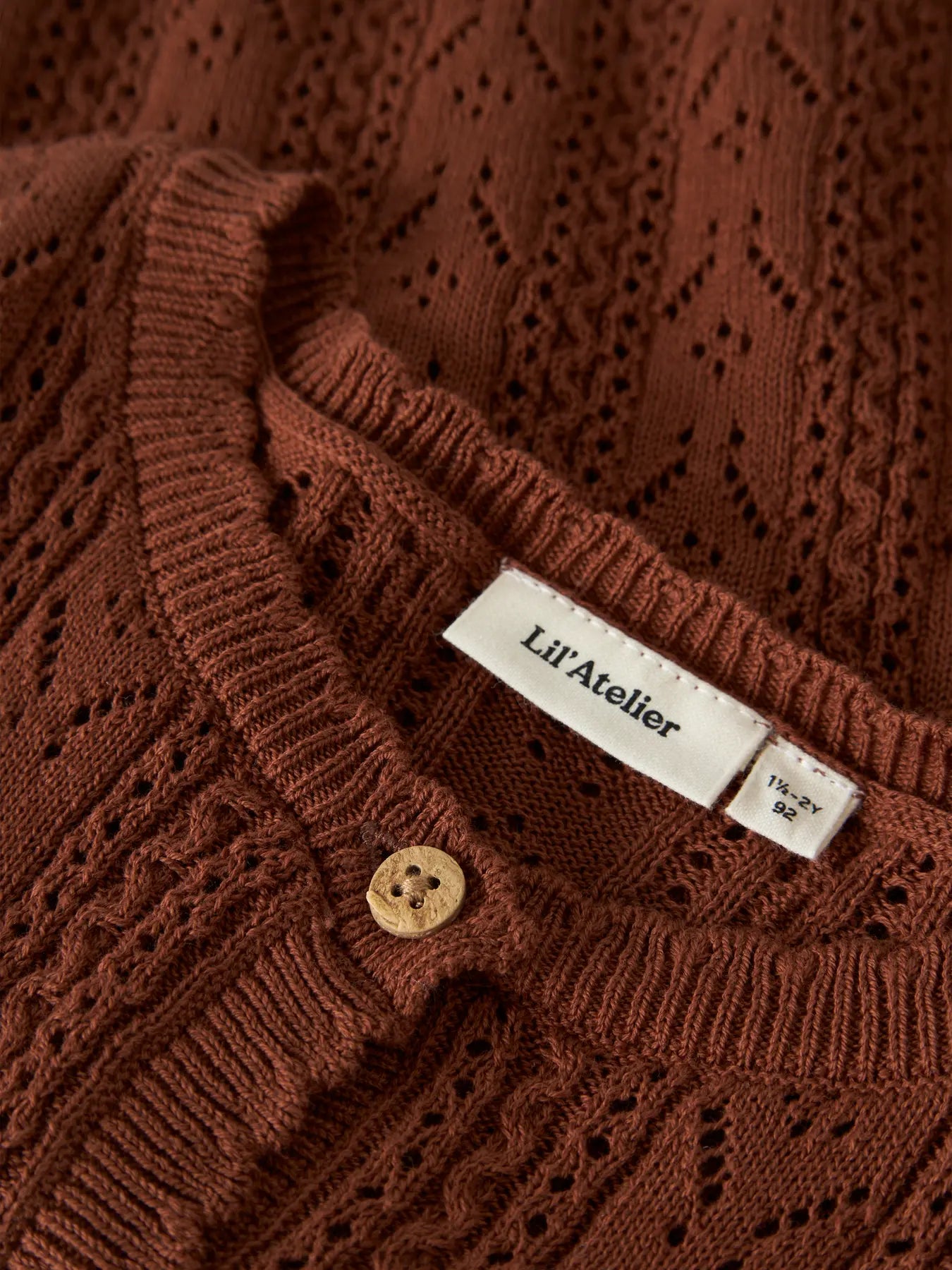 Detailaufnahme von Lochstrick und Knopfleiste der LIL'ATELIER Strickjacke bei Bärechind Winterthur Zürich Schweiz