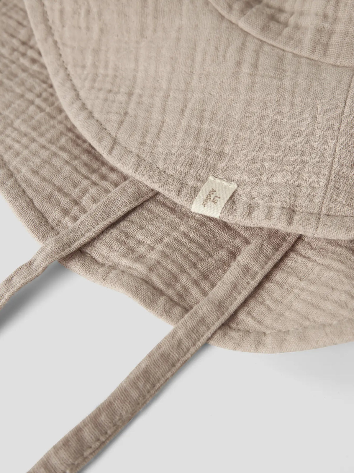 Detailaufnahme eines strukturierten Sonnenhuts in Beige von Lil’Atelier bei Bärechind in Winterthur, Zürich, Schweiz