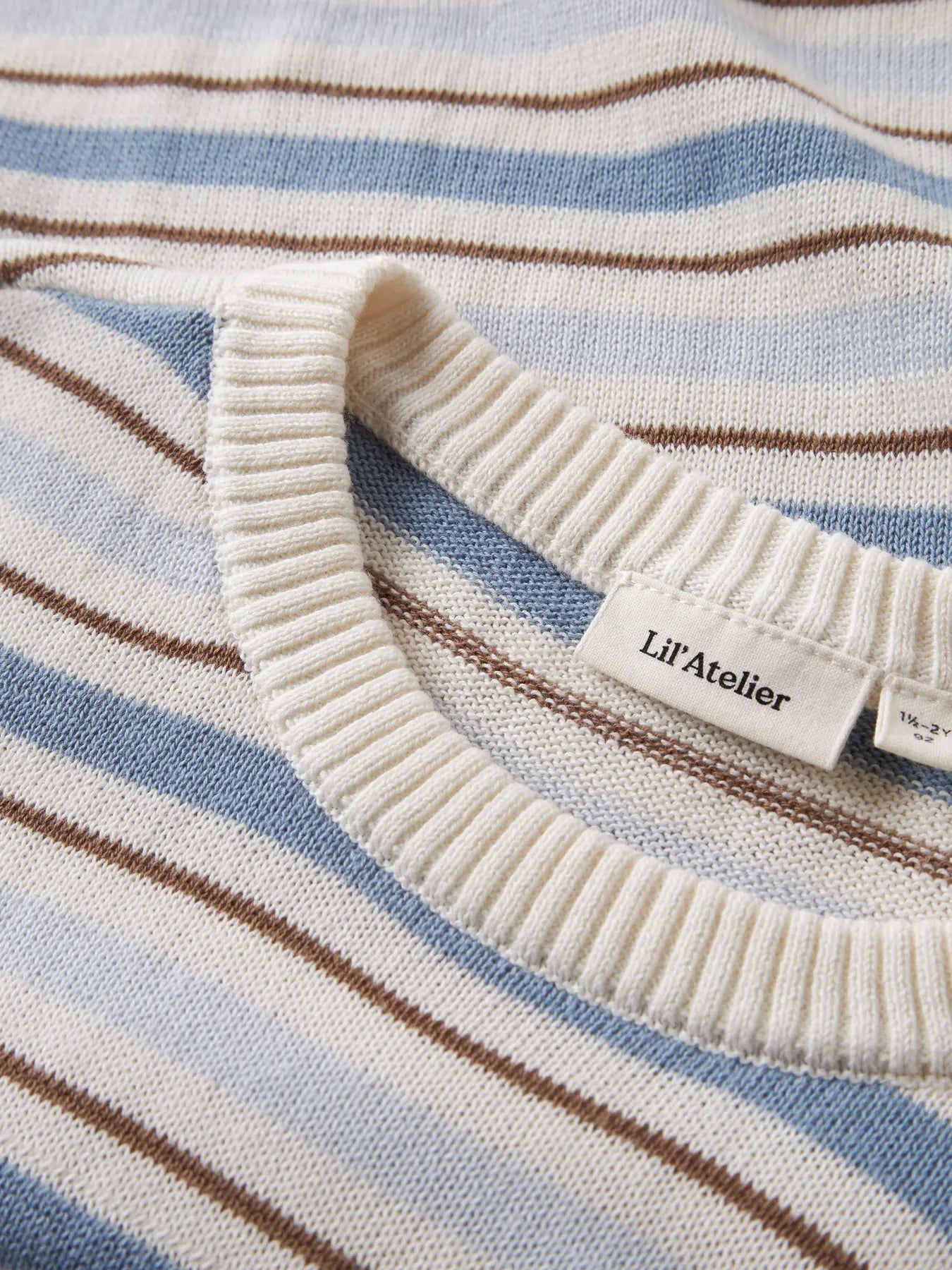 Detailaufnahme eines gestreiften Strickshirts aus Bio-Baumwolle von Lil’Atelier bei Bärechind in Winterthur, Zürich, Schweiz