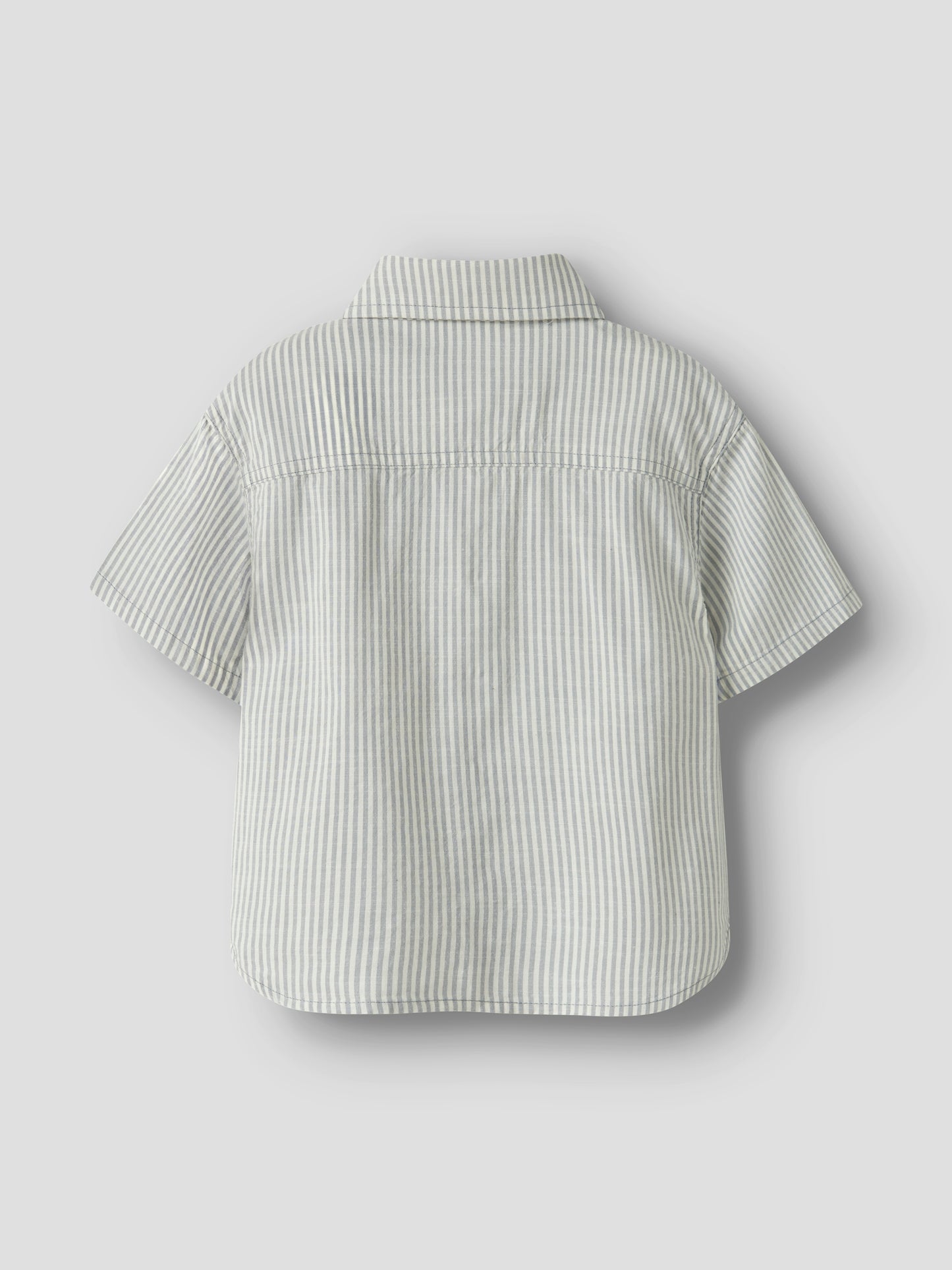 Beiges gestreiftes Kinderhemd von Lil’Atelier Rückansicht, erhältlich im Kinderladen Bärechind.