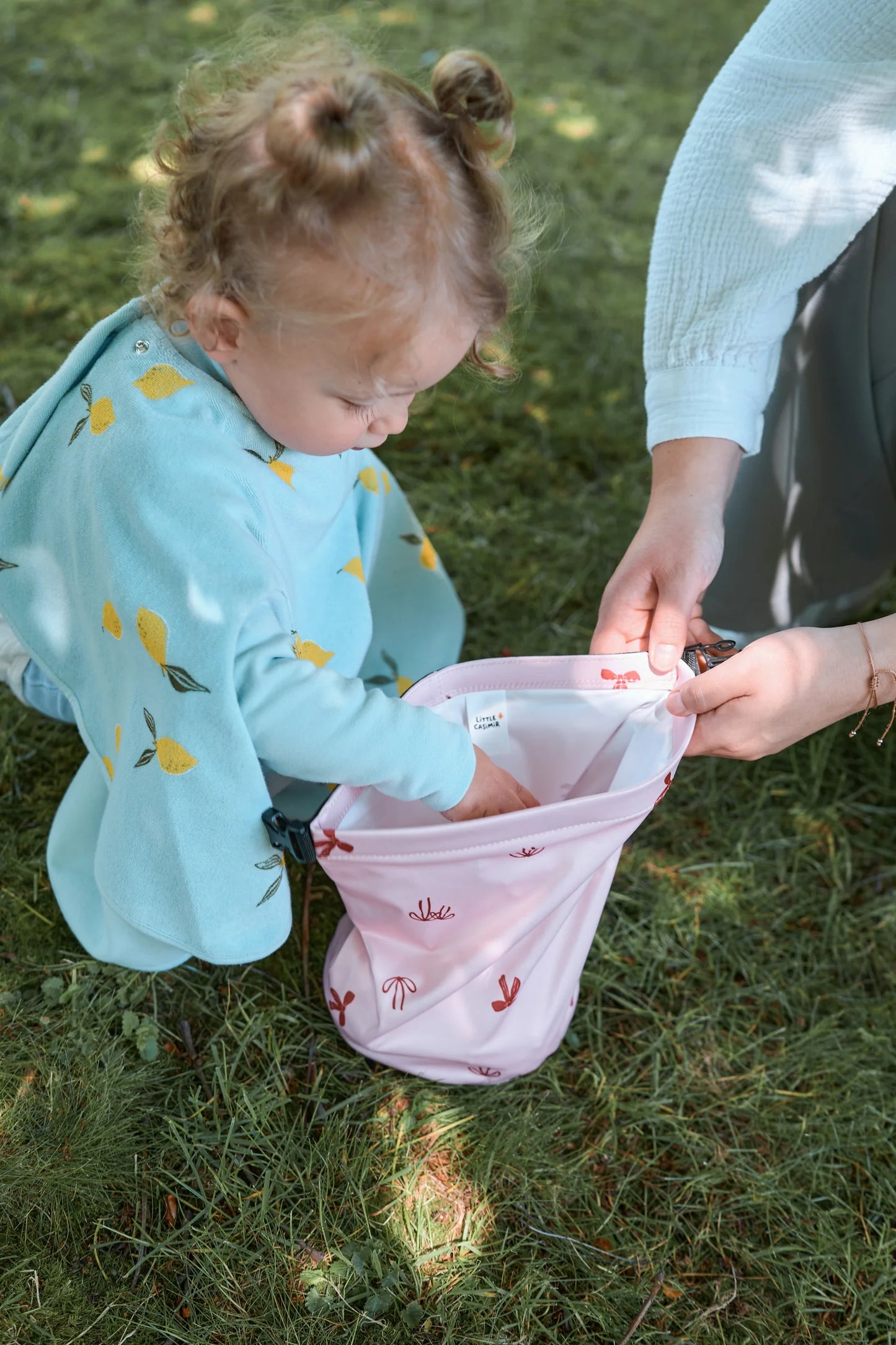 Kind mit Little Casimir Wet Bag Pretty Bow im Freien, praktische wasserdichte Tasche für Kita und Ausflug