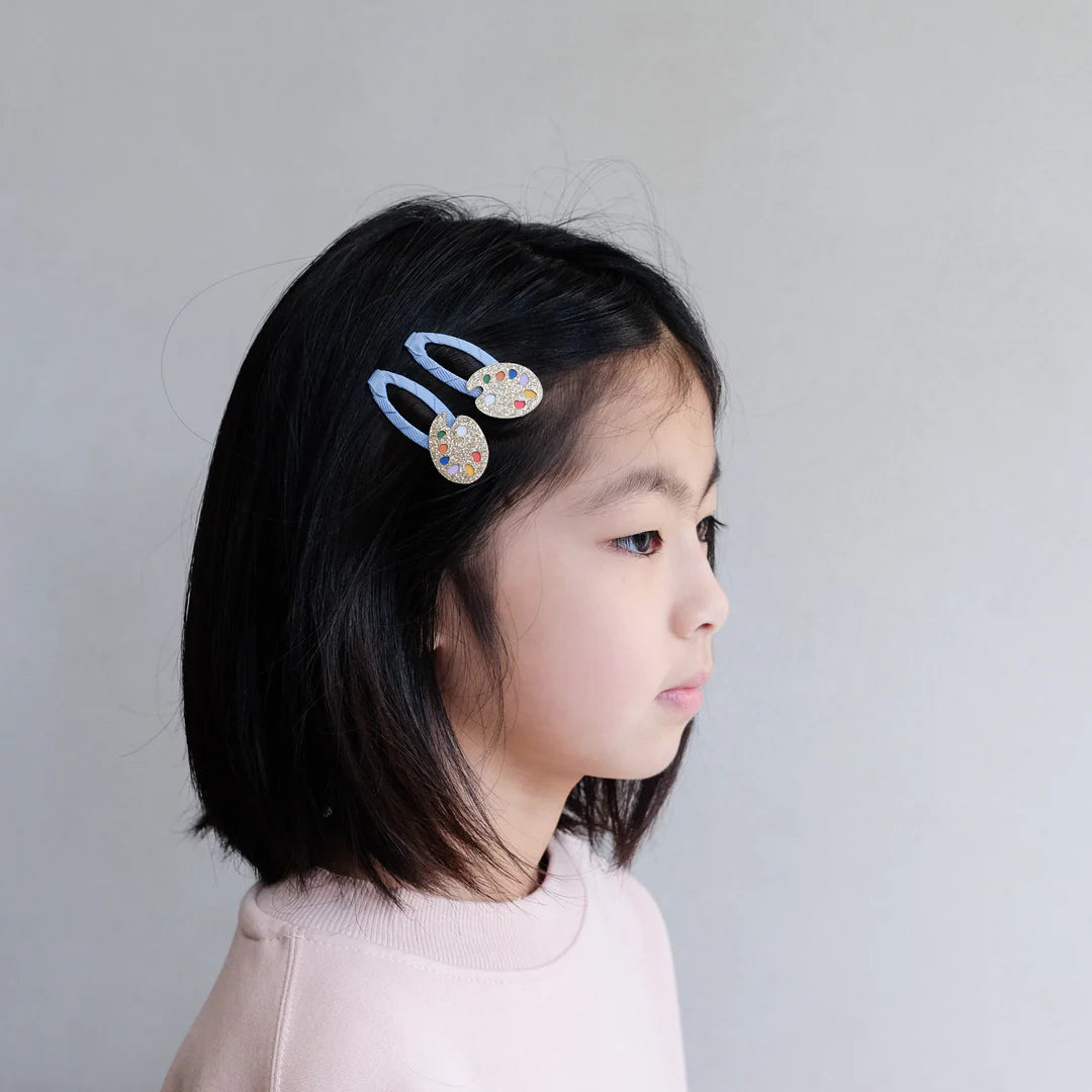 Mädchen trägt Mimi & Lula Mini Monet Clic Clac Haarclips, erhältlich in Winterthur, Zürich, Schweiz