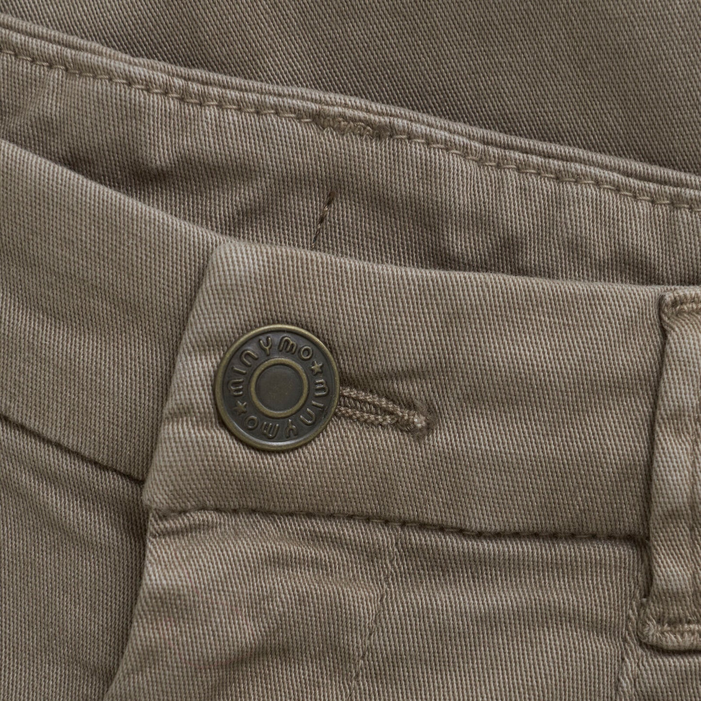 Detailaufnahme der Minymo Twill Hose Timber Wolf mit Knopfverschluss. Hochwertige Verarbeitung für Kinder in Winterthur, Zürich, Schweiz.