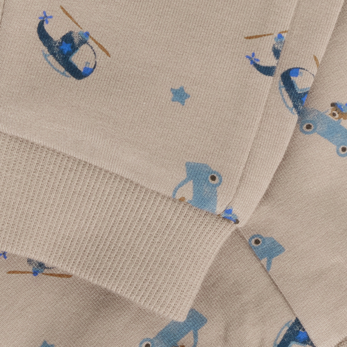 Detailaufnahme des Fahrzeugprints der Minymo Sweathose bei Bärechind