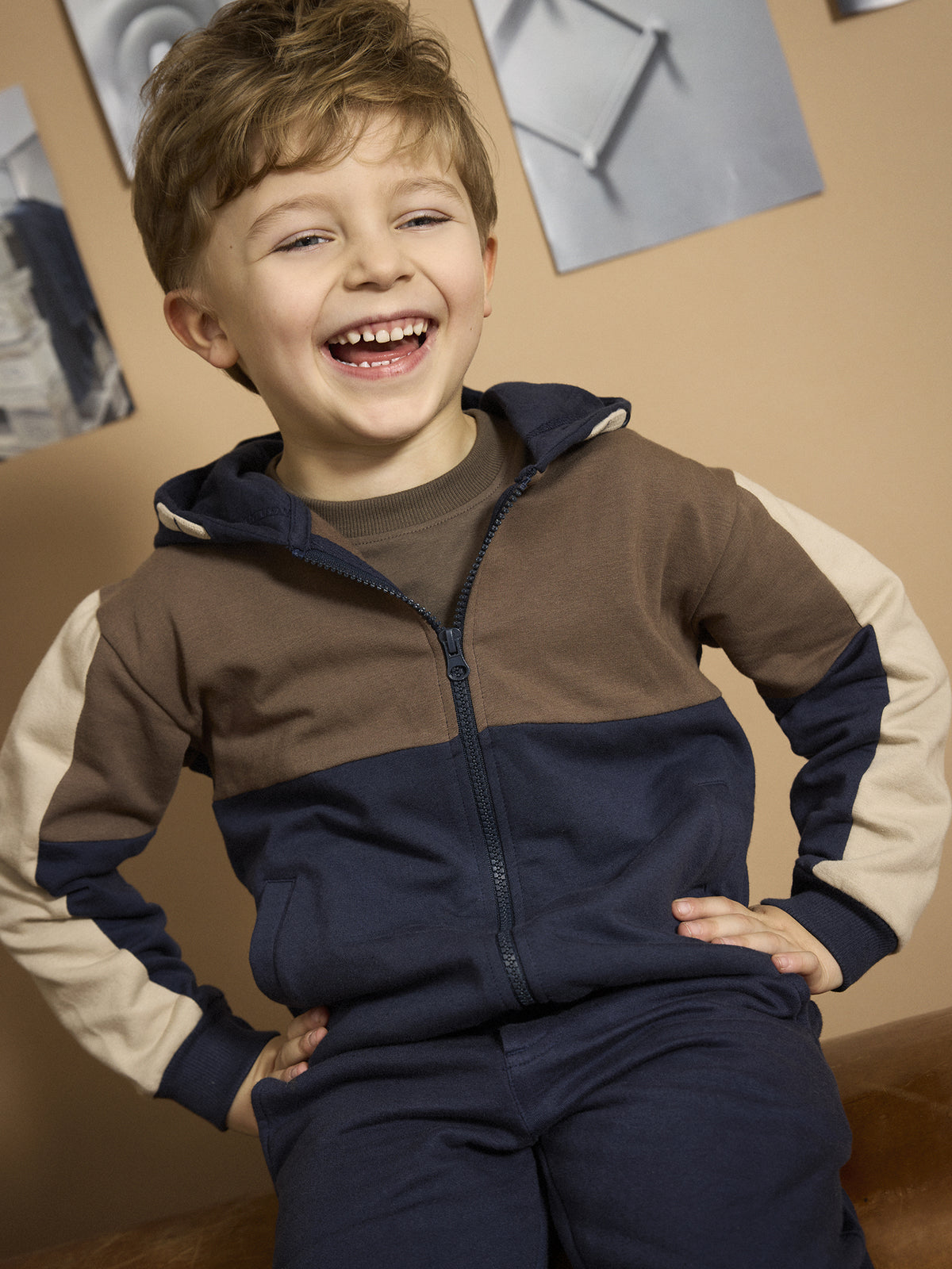 minymo-sweatjacke-dark-navy-getragen.