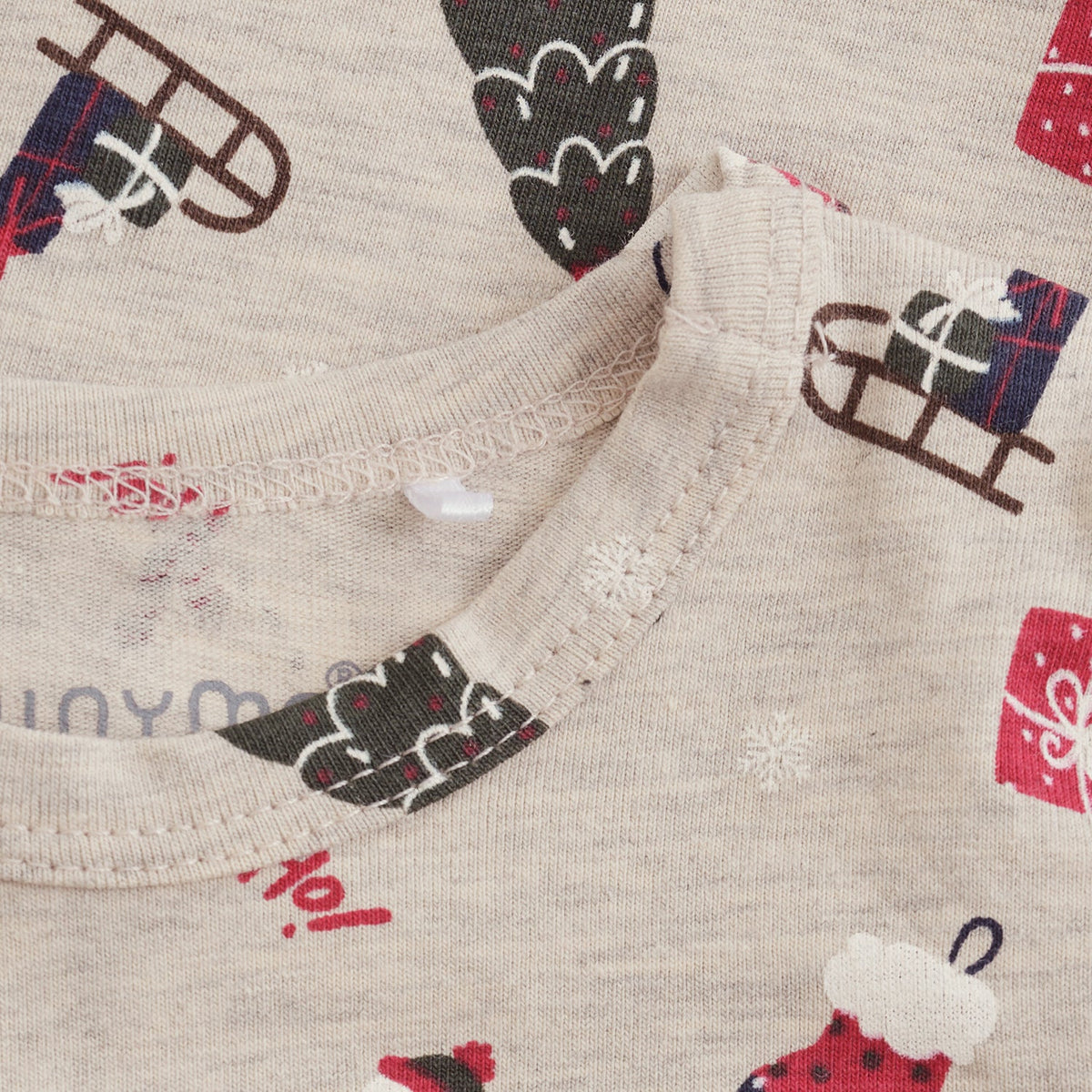 Minymo Weihnachtsbody in Beige Melange, Detailansicht Kragen mit Print
