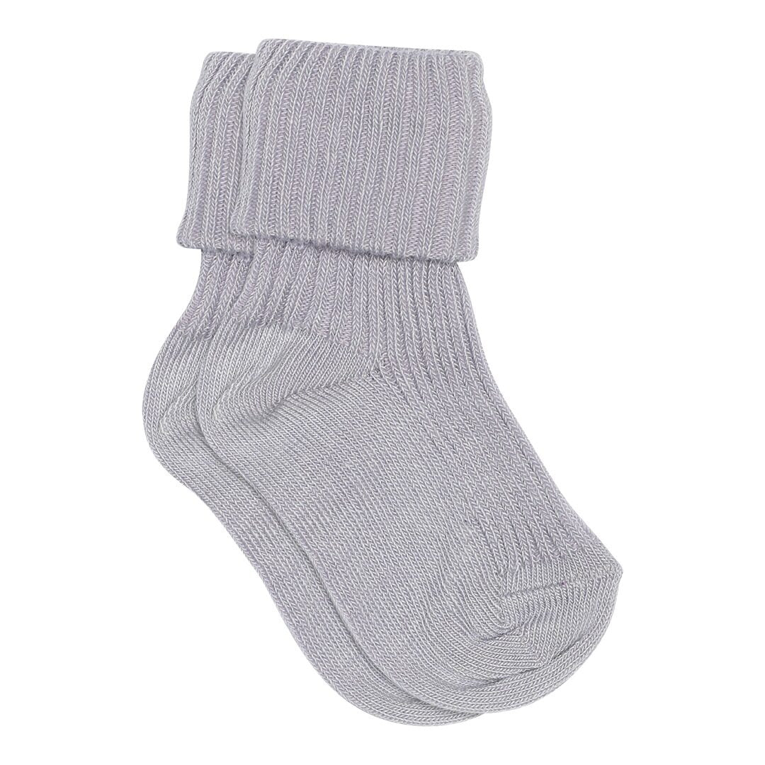 MP Kids Babysocken aus gerippter Baumwolle in der Farbe Lavender Sky mit weichem Umschlagbund. Perfekt für zarte Babyfüsse und hohen Tragekomfort.