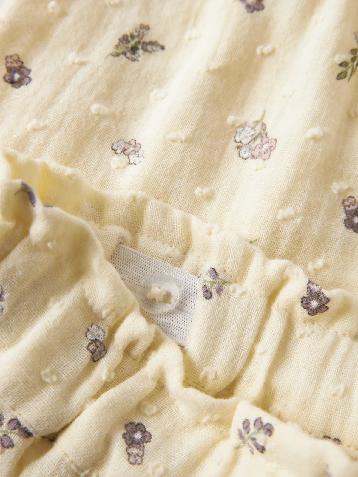 Detailansicht Musselin-Stoff und elastischer Bund an Babyhose von name it im Bärechind Winterthur Zürich Schweiz