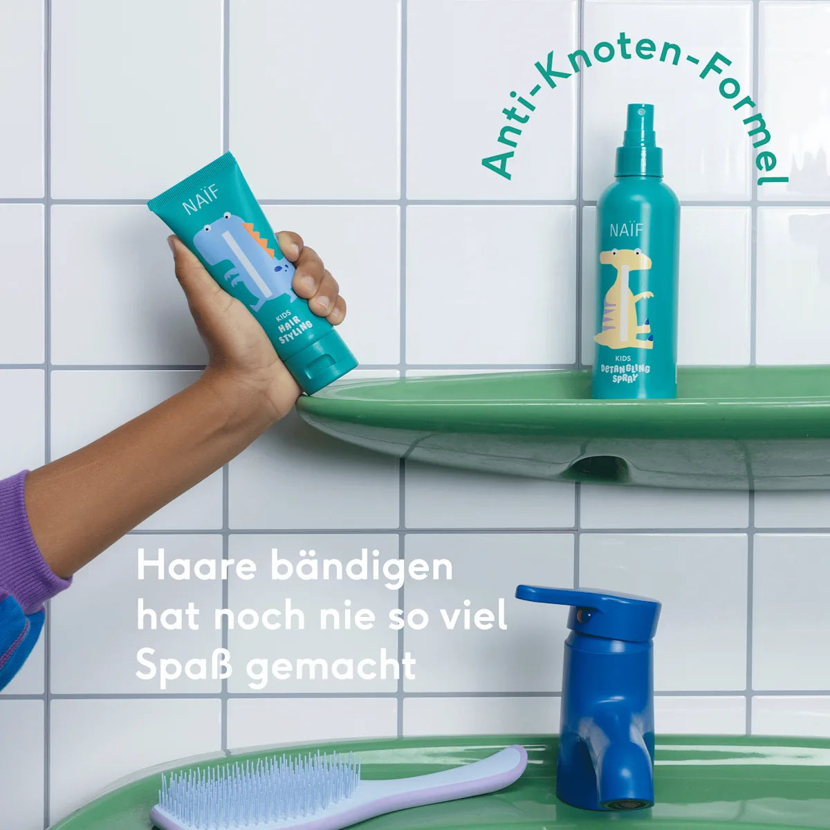NAÏF Kinder Haarpflege mit Leichtkämmspray und Haarstyling Produkt im Badezimmer, erhältlich bei Bärechind Winterthur, Zürich, Schweiz.