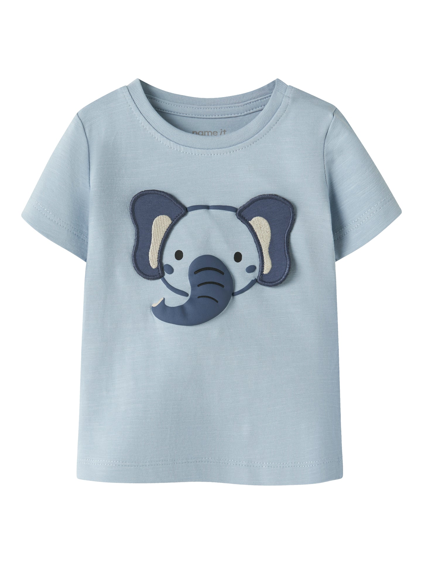 Hellblaues Baby T-Shirt mit Elefantenmotiv von Name It aus der Babykleider Kollektion im Bärechind Winterthur.