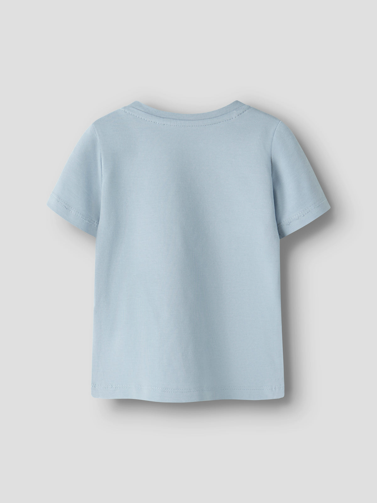 Rückansicht des hellblauen Baby T-Shirts von Name It mit kurzen Ärmeln im Bärechind Winterthur.