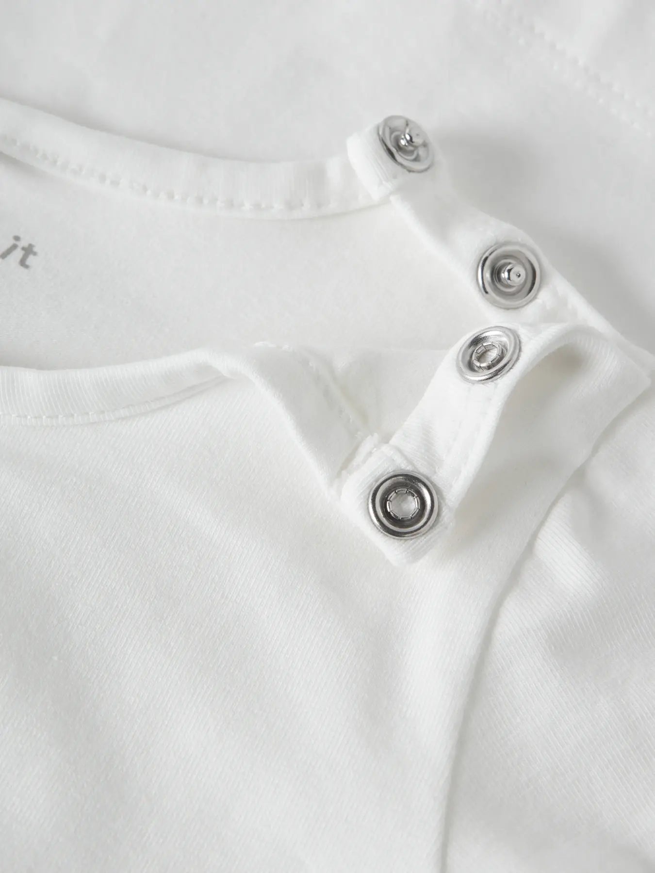 Detail Druckknöpfe am NAME IT Langarmshirt aus Baumwolle zu kaufen im Bärechind Winterthur Zürich Schweiz.