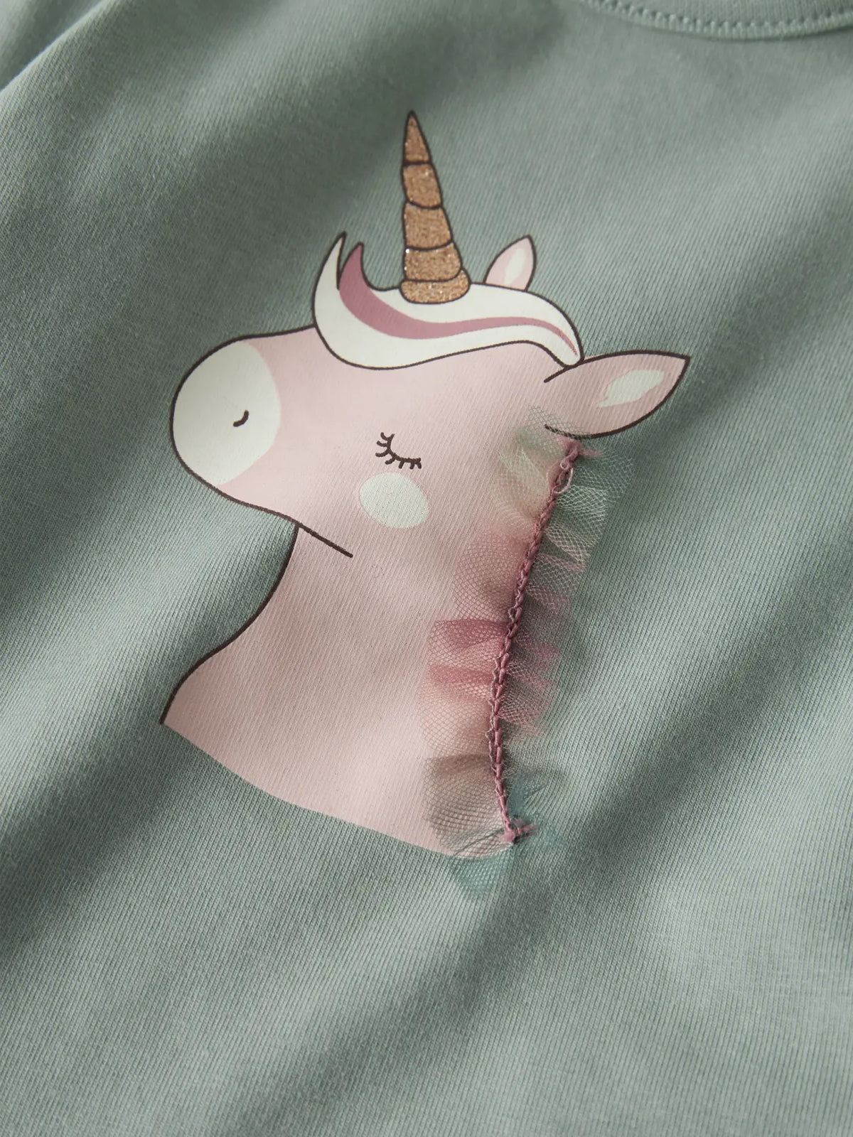 Detailaufnahme des Einhornmotivs auf dem NAME IT Langarmshirt, erhältlich im Bärechind.
