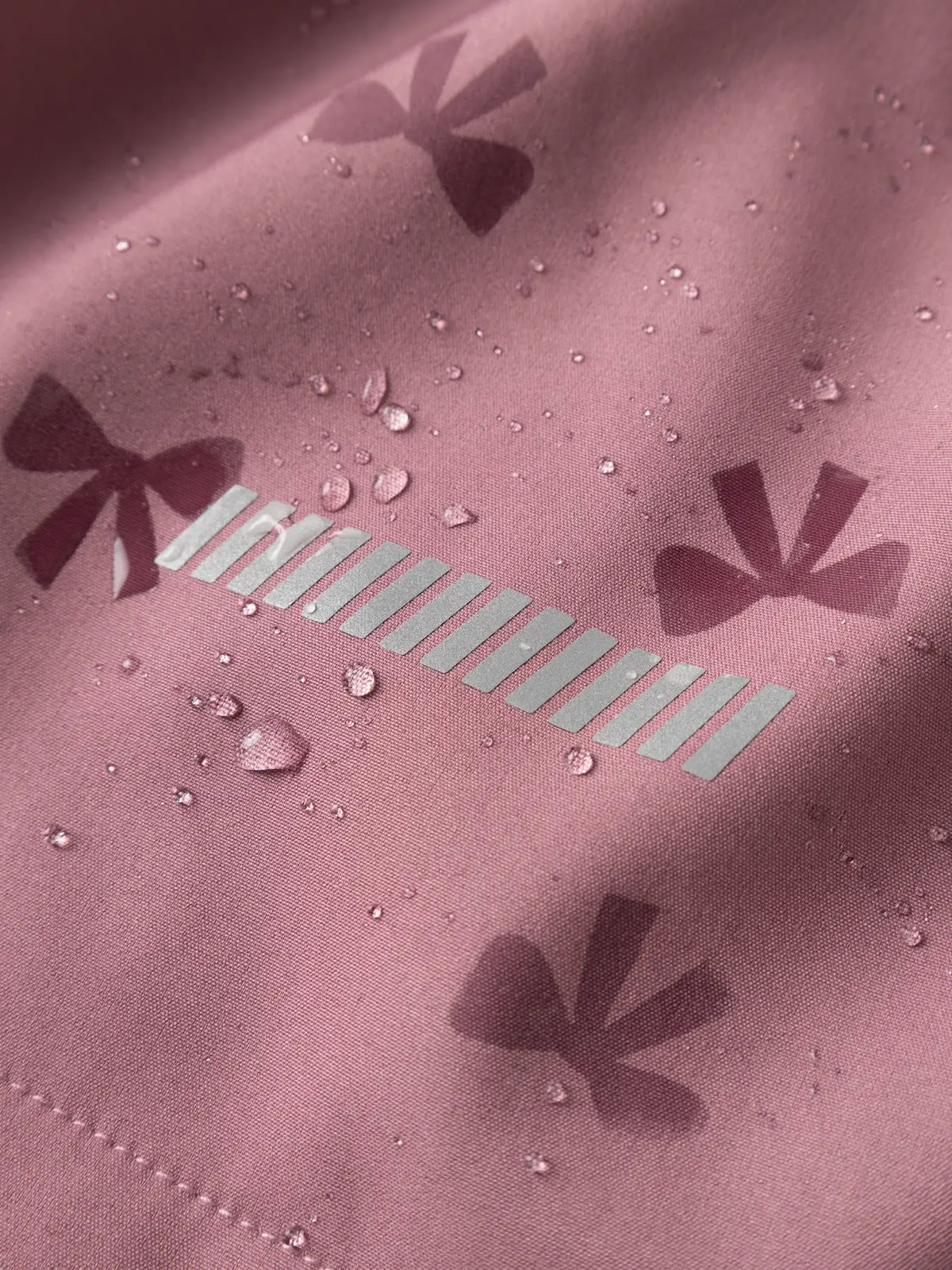 Name It Kinder Softshelljacke Mauve mit sichtbarem Muster bei Nässe und Regen Effekt