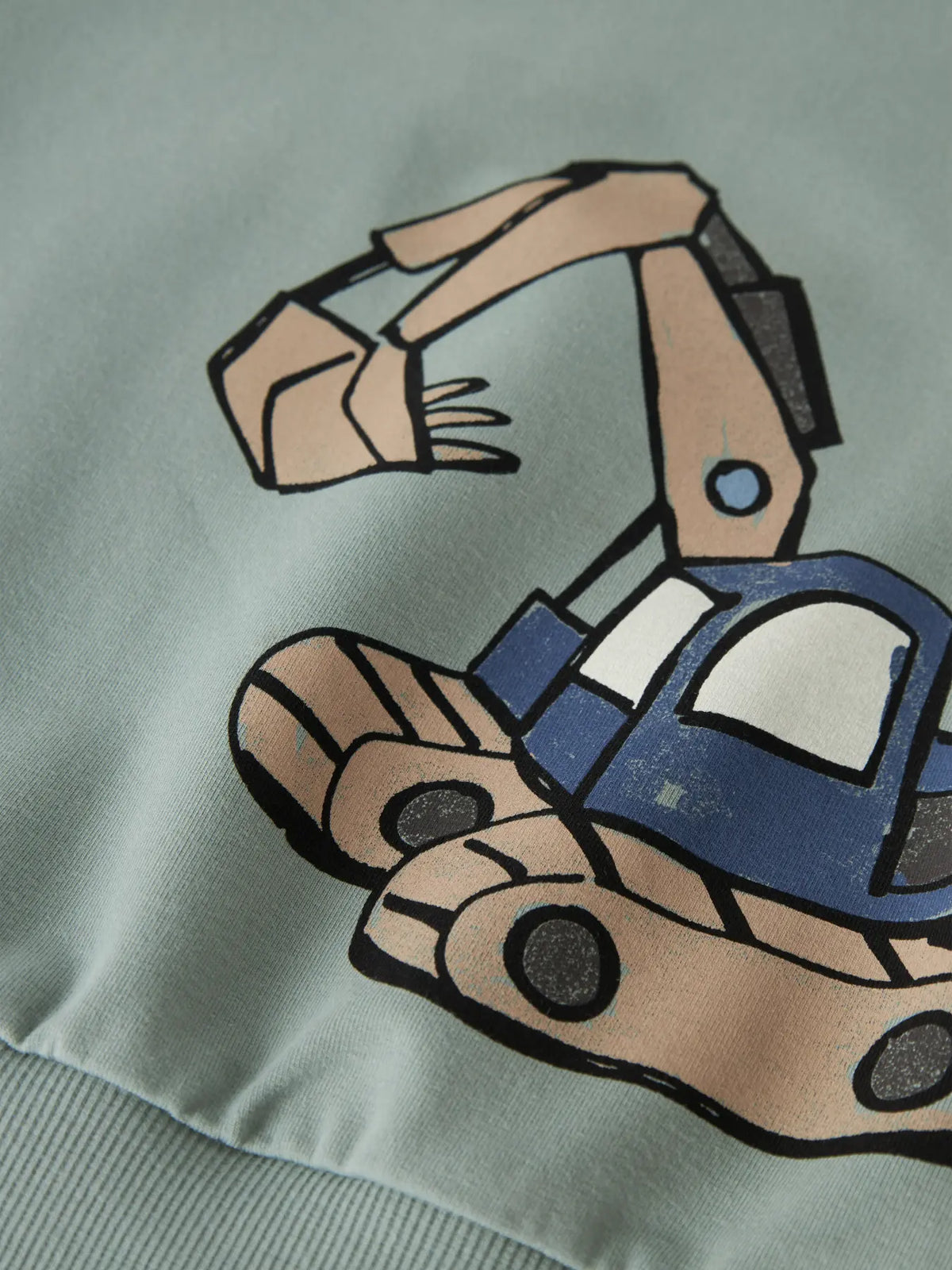 Detailaufnahme des Baggermotivs auf dem NAME IT Sweatshirt in Desert Sage, erhältlich im Bärechind.