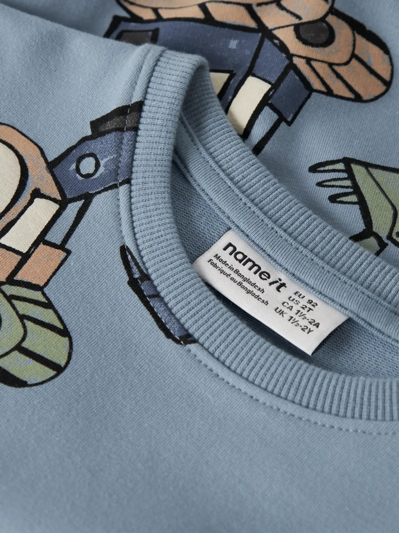 Detailaufnahme des NAME IT Sweatshirts mit Baggerprint und Rundhalsausschnitt, erhältlich im Bärechind.