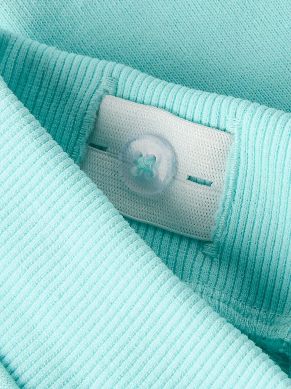 Detailaufnahme von Sweat Shorts mit verstellbarem Bund in Mint von name it bei Bärechind in Winterthur, Zürich, Schweiz