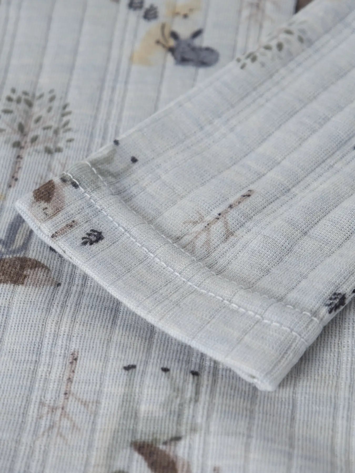 Name it Merino Langarmshirt in Arctic Ice bei Bärechind, Detailansicht des Musters