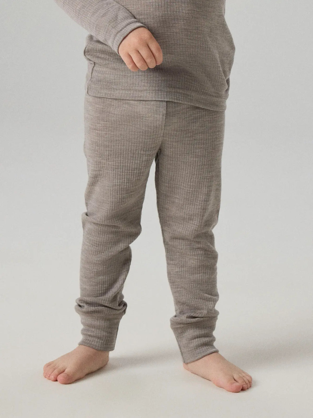 Name it Wollrib Leggings aus Merinowolle in Satellite, Detailansicht am Bein