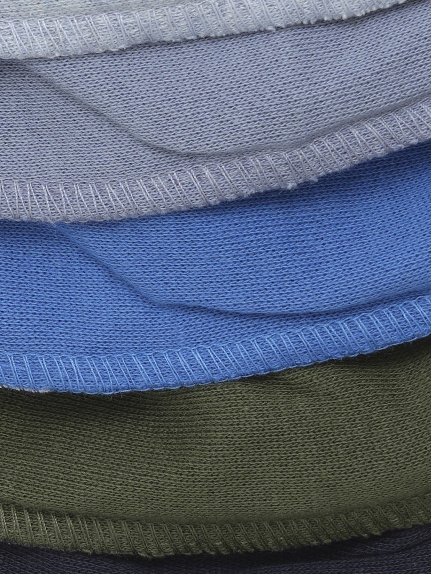 Detailaufnahme des Pippi Bandana Lätzchens in Elderberry mit weichen Stofflagen in Blautönen für Babys