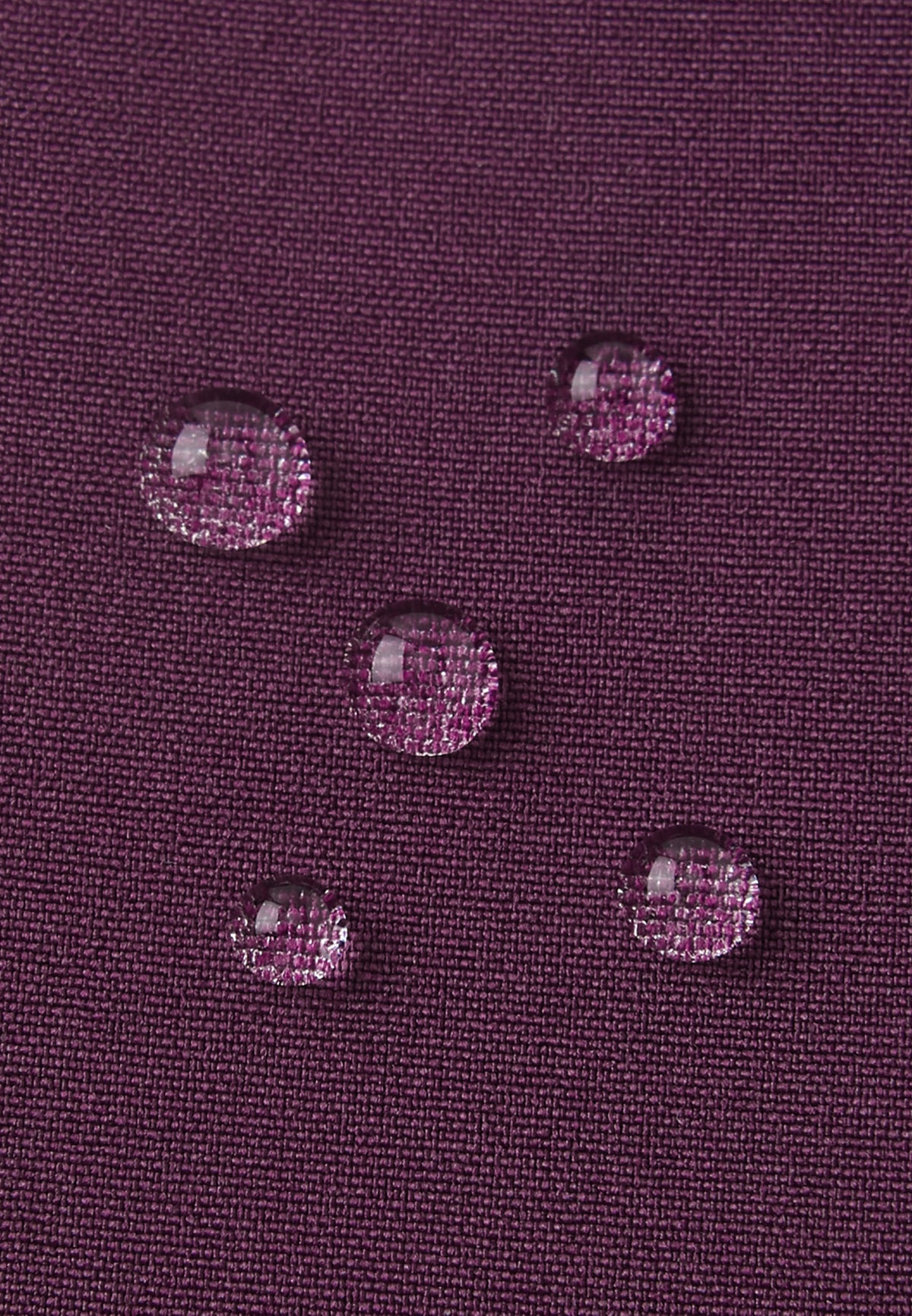 Nahaufnahme des wasserabweisenden Softshell Materials der Reima Tehden Handschuhe in Deep Purple